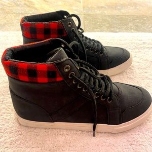 Men’s high top black sneakers! New condition!